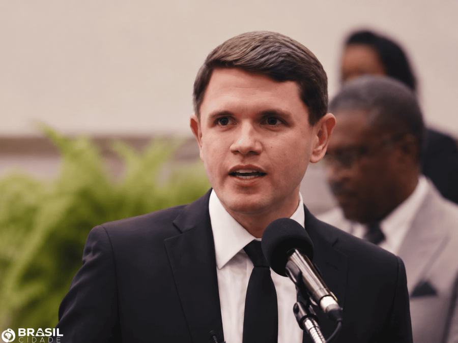 Vídeo de James Talarico volta a viralizar no Brasil em meio a debate envolvendo aliados de Trump